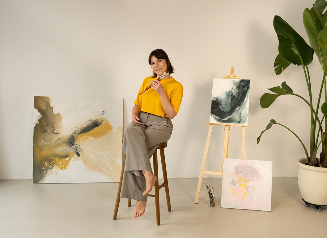 Vicky mit Pinsel im Atelier